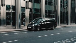 Schwarzer Mercedes als Flughafentransfer - professioneller Taxidienst