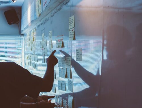 Team plant eine Online-Marketing-Strategie am Laptop